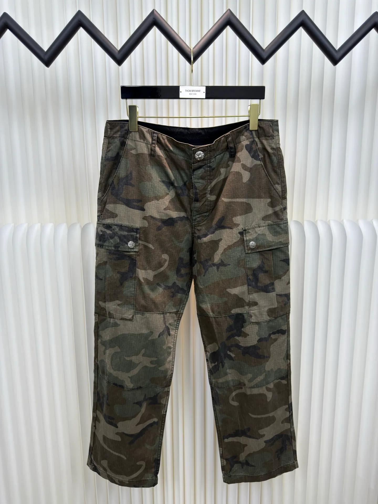 P610 Chrome Hearts camouflage leather and genuine antique silver overalls. The main fabric is dyed with fully divided camouflage. The lining is made of CH jacquard lining. The minimum order is 1000 meters. The whole pants have 14 genuine antique silver hardware. Half of the cost is in the hardware. The leather is made of imported lambskin. Hand-made edge stitching. The embroidery on the waist uses imported Tajima machine. Precision embroidery. Size 32/S 34/M 36/L